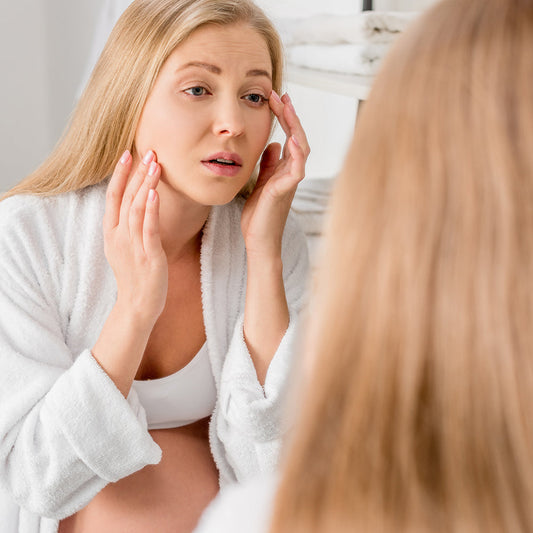 Cura naturale delicata per la pelle soggetta ad acne in gravidanza di InaEssentials