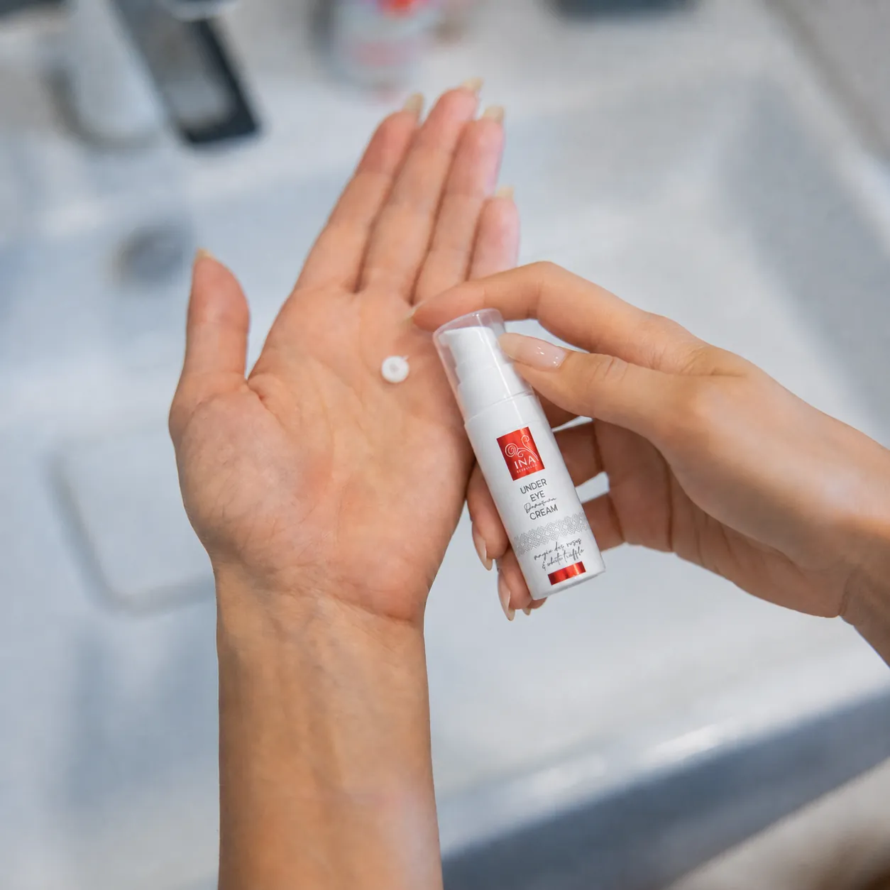 Un passaggio della corretta applicazione della crema contorno occhi Rose Eye Lift